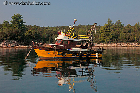 boat-on-water-3.jpg