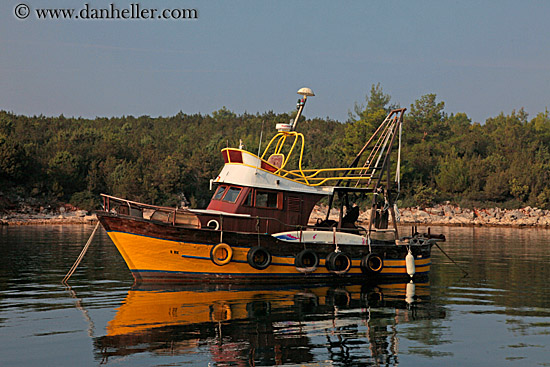 boat-on-water-4.jpg