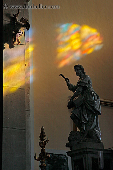 statue-n-stained-glass-colors.jpg