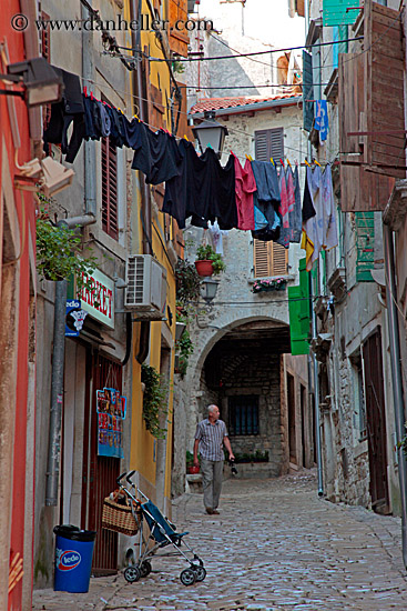 narrow-street-n-hanging-laundry-01.jpg