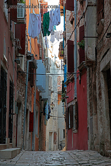 narrow-street-n-hanging-laundry-03.jpg