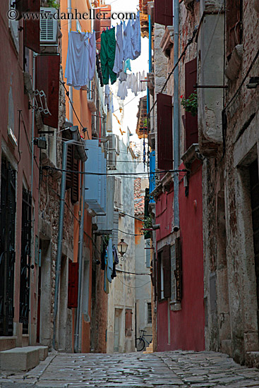 narrow-street-n-hanging-laundry-03.jpg
