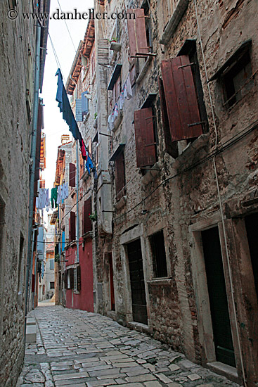 narrow-street-n-hanging-laundry-05.jpg