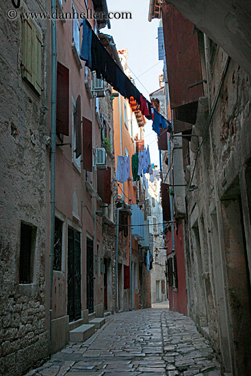 narrow-street-n-hanging-laundry-06.jpg