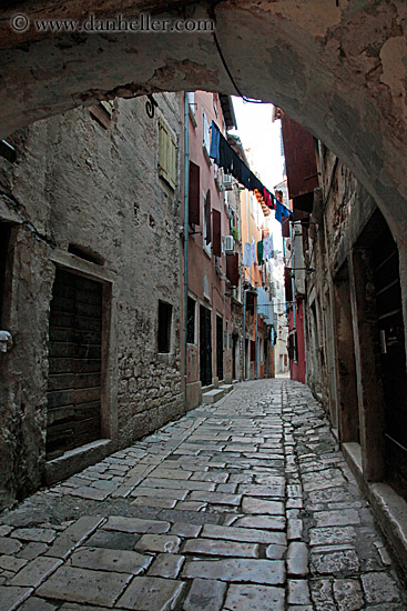 narrow-street-n-hanging-laundry-07.jpg