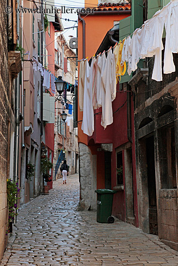 narrow-street-n-hanging-laundry-08.jpg