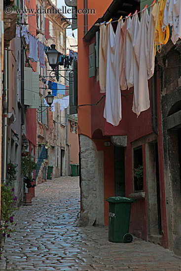 narrow-street-n-hanging-laundry-09.jpg