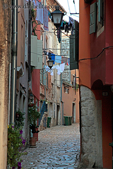 narrow-street-n-hanging-laundry-10.jpg