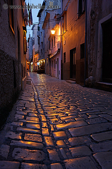 cobblestone-road-n-street_lamp.jpg