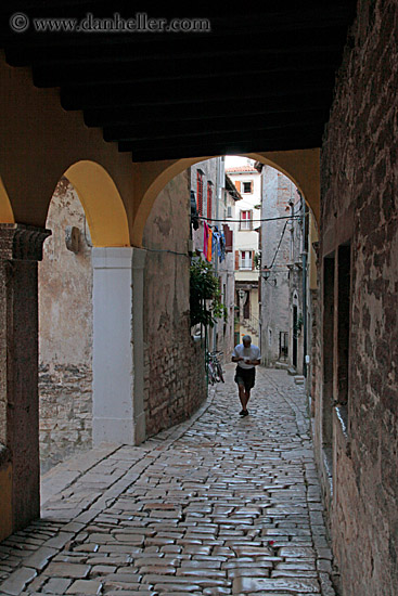 narrow-street-under-archway-1.jpg