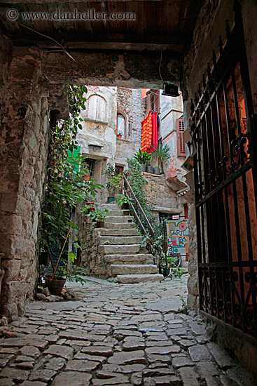 narrow-street-under-archway-2.jpg