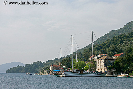 boats-in-harbor-4.jpg