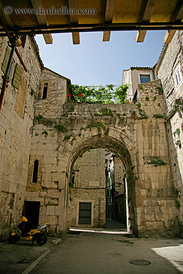 archway-in-courtyard.jpg