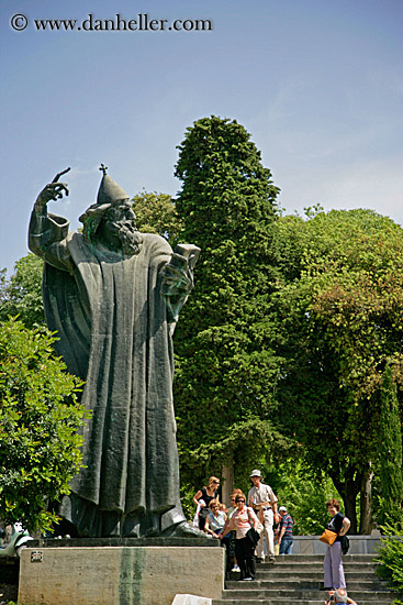 wizard-pope-statue.jpg