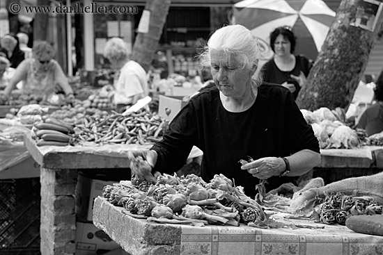 vegetable-vendor-woman-1-bw.jpg