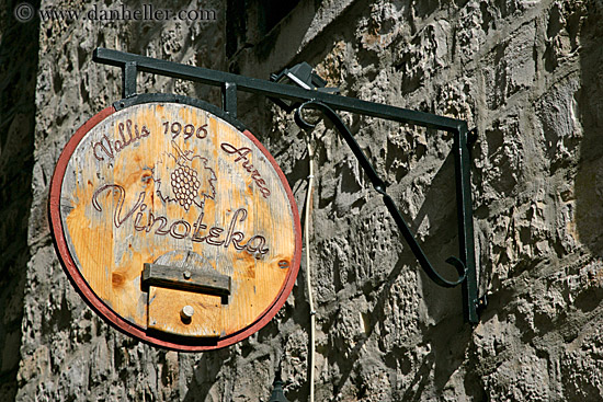 vinoteka-winery-sign.jpg