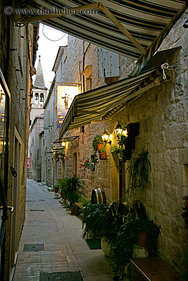 narrow-street-n-hotel-entrance.jpg