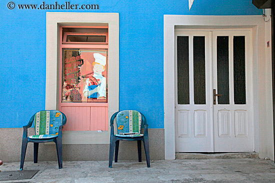 chairs-n-blue-wall-n-window-2.jpg