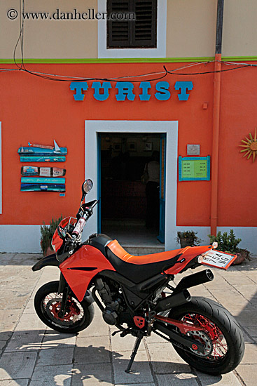 tourist-sign-n-orange-motorcycle-2.jpg