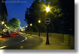 images/Europe/France/Paris/Buildings/nite-street-car-light_streaks.jpg