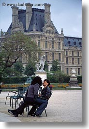 images/Europe/France/Paris/People/lovers-kissing-04.jpg