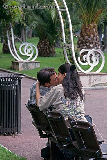 lovers-kissing-11.jpg