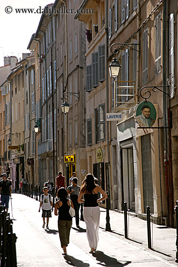 ppl-walking-streets-4.jpg