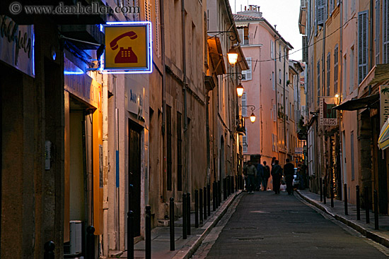 ppl-walking-streets-nite-2.jpg