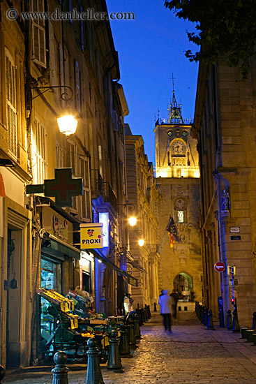 ppl-walking-streets-nite-3.jpg