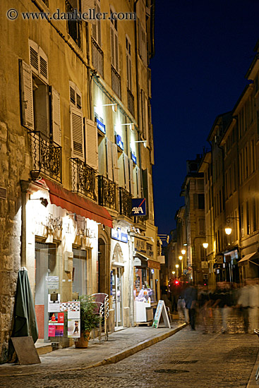 ppl-walking-streets-nite-5.jpg