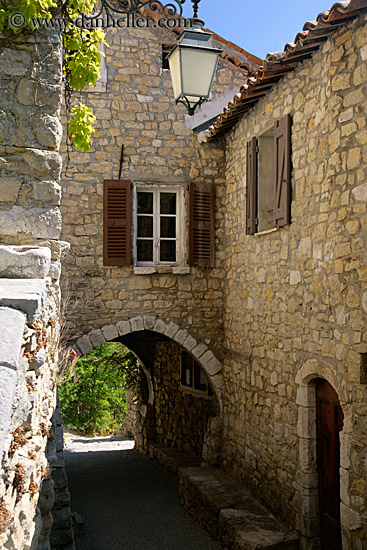 stone-arch-tunnel-n-lamp.jpg