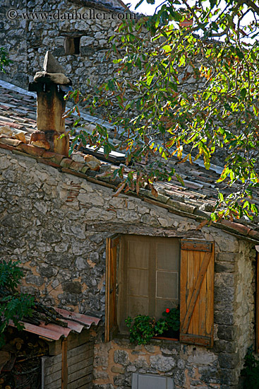 geraniums-in-farmhouse-window-02.jpg