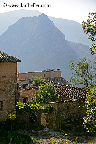 stone-farmhouse-n-mtn.jpg