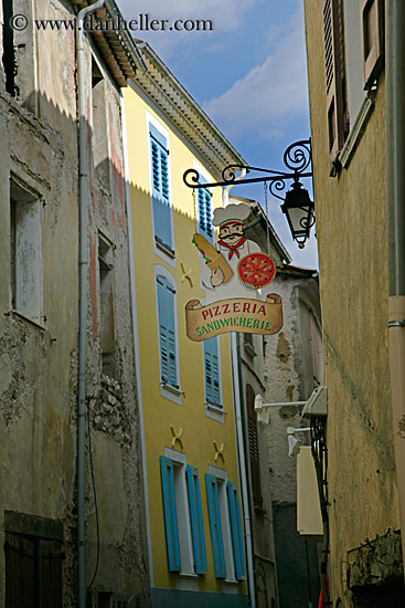 pizzeria-sign-n-colorful-bldgs.jpg