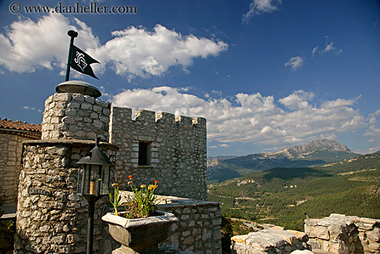 castle-n-flag-1.jpg