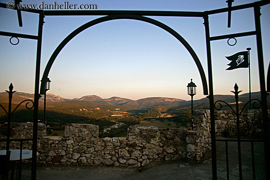 castle-n-flag-5.jpg