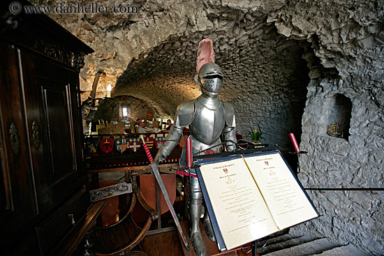 suit-of-armor-n-restaurant-2.jpg