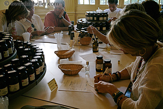 mixing-perfumes-01.jpg