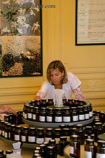 picking-perfume-scents.jpg