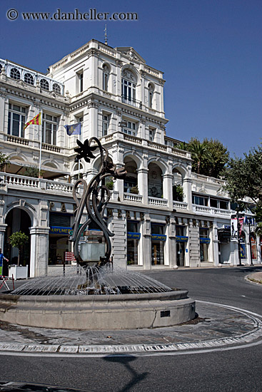 hotel-n-fountain.jpg