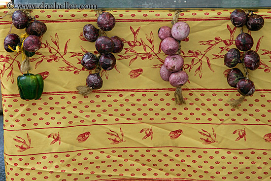 onions-n-table_cloth.jpg