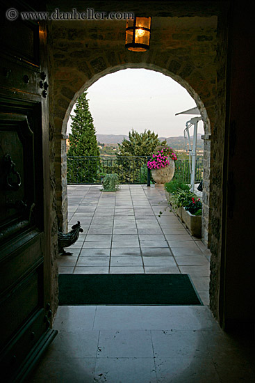 door-n-archway-to-patio.jpg