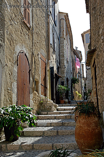 narrow-street-steps-n-plants.jpg