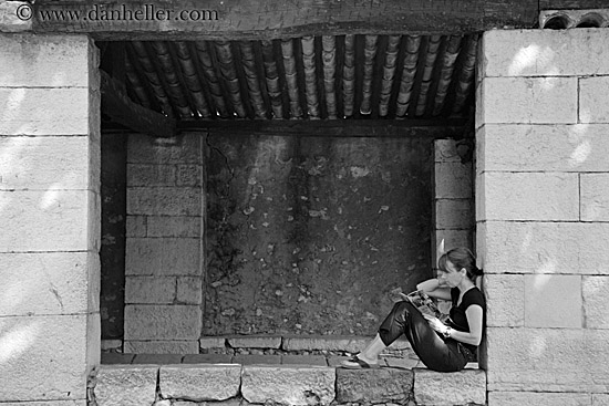 woman-reading-in-stone-frame.jpg
