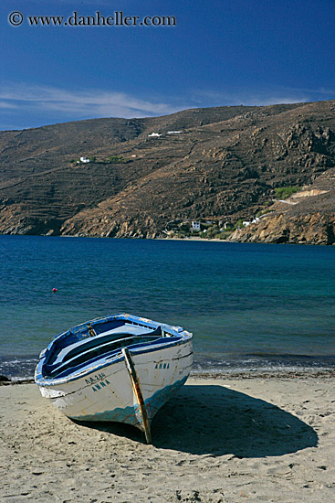 blue-n-white-boat-on-beach-2.jpg