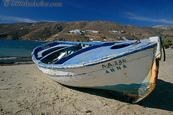 blue-n-white-boat-on-beach-3.jpg