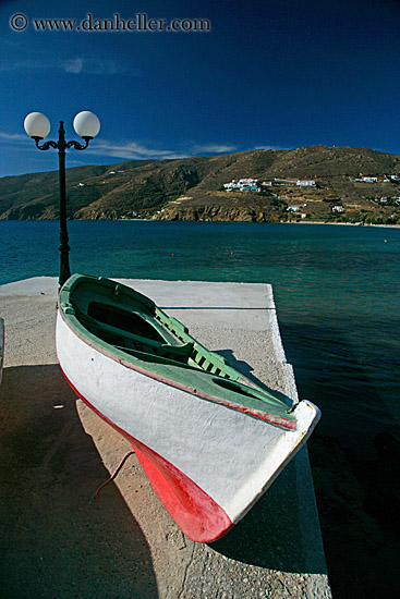 green-white-n-red-boat-n-lamp_post-2.jpg