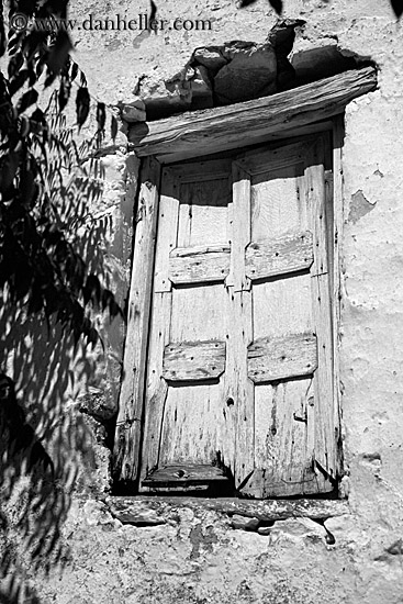 old-wood-window-bw.jpg