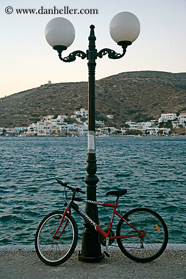 bike-lamp_post-n-ocean.jpg