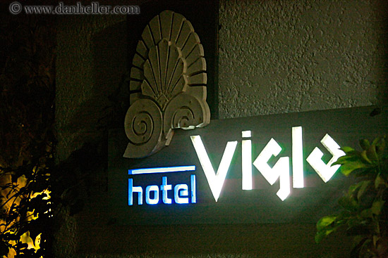 hotel-viglo-sign.jpg